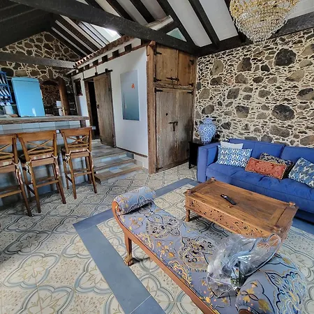 Rural Escape W/stunning Views, Jacuzzi And Sauna בית נופש